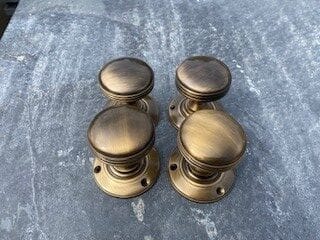 Antique Style Door Knobs - Best Reclamation Four Vintage Brass Door Knobs Showing Variations In Aged Finish.